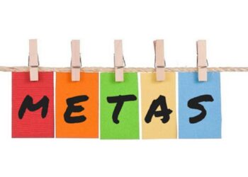 Cartões coloridos com a palavra 'METAS' representando a organização e planejamento de objetivos para o novo ano.