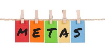 Cartões coloridos com a palavra 'METAS' representando a organização e planejamento de objetivos para o novo ano.
