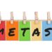 Cartões coloridos com a palavra 'METAS' representando a organização e planejamento de objetivos para o novo ano.