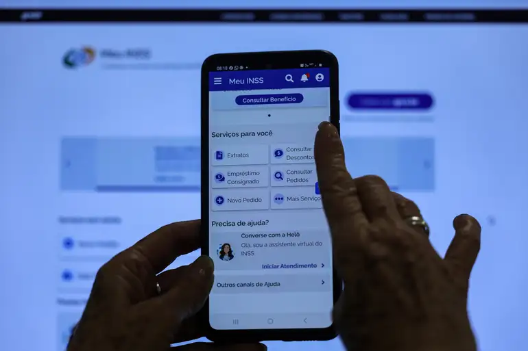 Meu INSS: Como verificar descontos indevidos no aplicativo Usuário acessando o aplicativo Meu INSS no smartphone, com tela mostrando opções para consultar descontos indevidos.