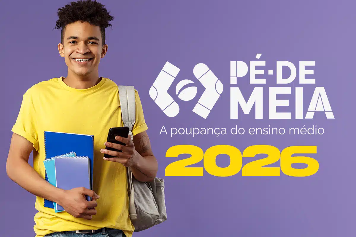 Jovem estudante de camiseta amarela sorrindo, segurando cadernos e um celular, ao lado do logotipo oficial do programa Pé-de-Meia 2026 sobre fundo roxo.