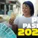 Trabalhadora segura dinheiro em referência ao pagamento do Abono Salarial PIS/Pasep em 2026.