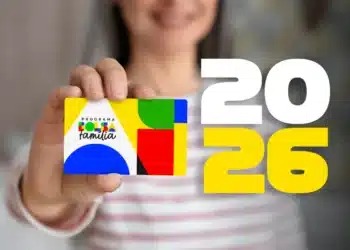 Cartão do Bolsa Família 2026 sendo exibido por beneficiária durante pagamento de janeiro.