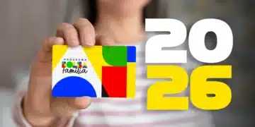 Cartão do Bolsa Família 2026 sendo exibido por beneficiária durante pagamento de janeiro.