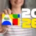 Cartão do Bolsa Família 2026 sendo exibido por beneficiária durante pagamento de janeiro.