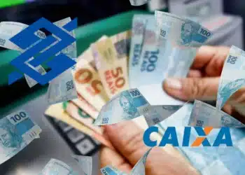 Mãos segurando cédulas de real, com os logotipos do Banco do Brasil e da Caixa Econômica Federal, representando o pagamento do Abono Salarial
