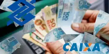 Mãos segurando cédulas de real, com os logotipos do Banco do Brasil e da Caixa Econômica Federal, representando o pagamento do Abono Salarial