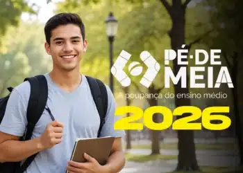 Estudante sorrindo em ambiente escolar com mochila, representando o pagamento do Pé-de-Meia para quem concluiu o Ensino Médio.