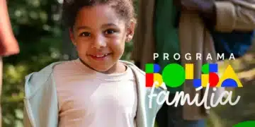 Close-up de uma menina sorridente com cabelos cacheados, vestindo uma jaqueta clara, com o logotipo colorido do Programa Bolsa Família sobreposto à direita.