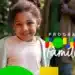 Close-up de uma menina sorridente com cabelos cacheados, vestindo uma jaqueta clara, com o logotipo colorido do Programa Bolsa Família sobreposto à direita.