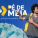 Imagem publicitária do Pé-de-Meia, com um estudante e notas de R$ 100, representando a poupança do ensino médio.
