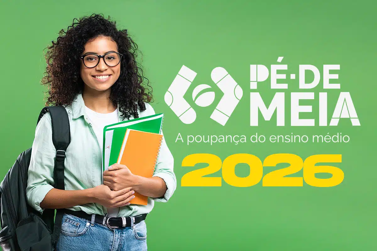programa pe de meia incentivo estudantil 2026. Jovem estudante de cabelo cacheado e óculos, com mochila preta e cadernos coloridos, sorrindo em frente a um fundo verde com o logotipo do programa "Pé-de-Meia" e o ano "2026".