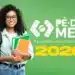 Jovem estudante sorridente com óculos e mochila preta, segurando cadernos coloridos à frente de um fundo verde com o logotipo "Pé-de-Meia" e o ano "2026" em destaque.