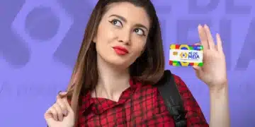 Jovem segurando o cartão do programa Pé-de-Meia, uma poupança educacional do Governo Federal.