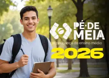 Estudante sorrindo com mochila, representando a nova plataforma Pé-de-Meia, para consultas financeiras de estudantes do ensino médio, com o ano de 2026 destacado.