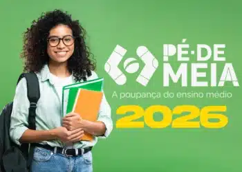 Programa Pé-de-Meia 2026 com estudante sorrindo, segurando livros e pastas, com fundo verde e o logotipo do programa.