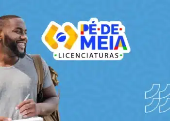 Estudante sorrindo com mochila, representando o programa Pé-de-meia Licenciaturas, uma bolsa para futuros professores.
