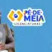 Estudante sorrindo com mochila, representando o programa Pé-de-meia Licenciaturas, uma bolsa para futuros professores.