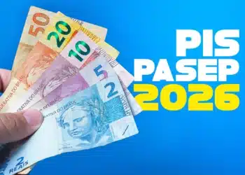 Mão segurando notas de real com destaque para PIS PASEP 2026