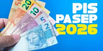 Mão segurando notas de real com destaque para PIS PASEP 2026