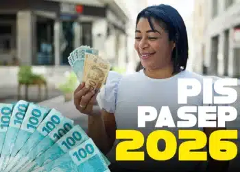 Mulher sorrindo com notas de R$ 100 e R$ 50, ilustrando o ressarcimento das cotas do PIS/PASEP em 2026.