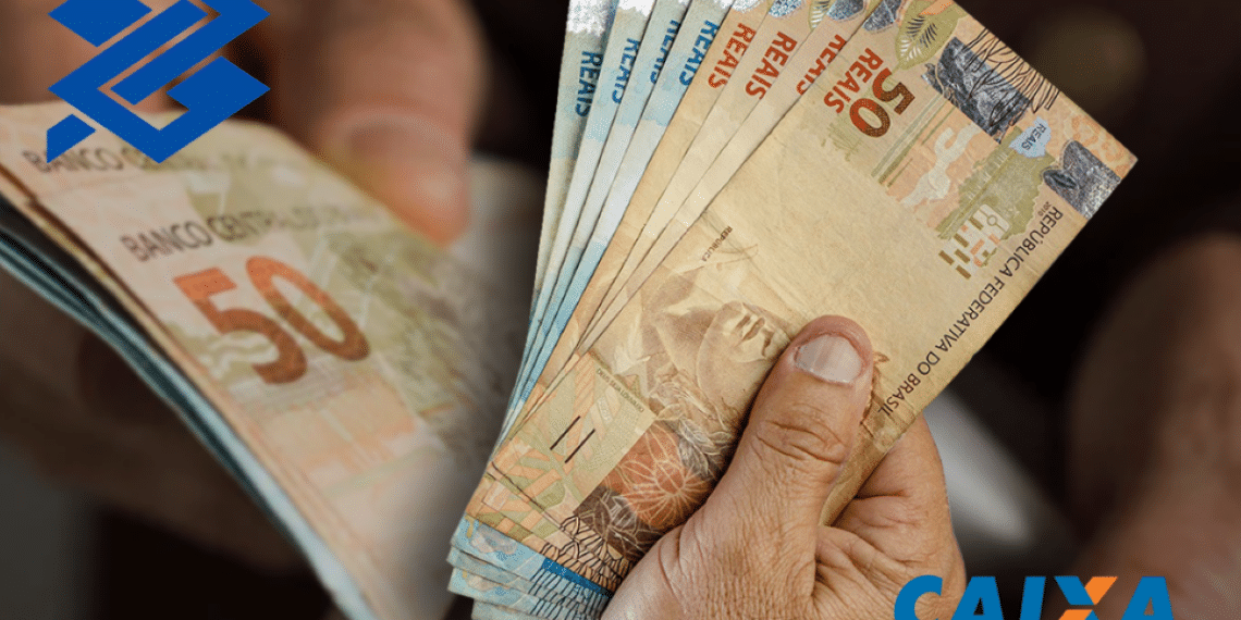 Mão segurando várias cédulas de R$ 50, com os logotipos do Banco do Brasil e da Caixa Econômica Federal, representando pagamento de benefícios.