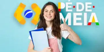 Estudante segurando caderno e pastas, sorrindo e fazendo sinal de positivo com fundo azul e logotipo do programa Pé-de-Meia.