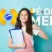 Jovem estudante sorridente, com cadernos e mochila, fazendo sinal de "joinha" (polegar para cima) ao lado do logotipo colorido do programa Pé-de-Meia sobre um fundo azul claro.