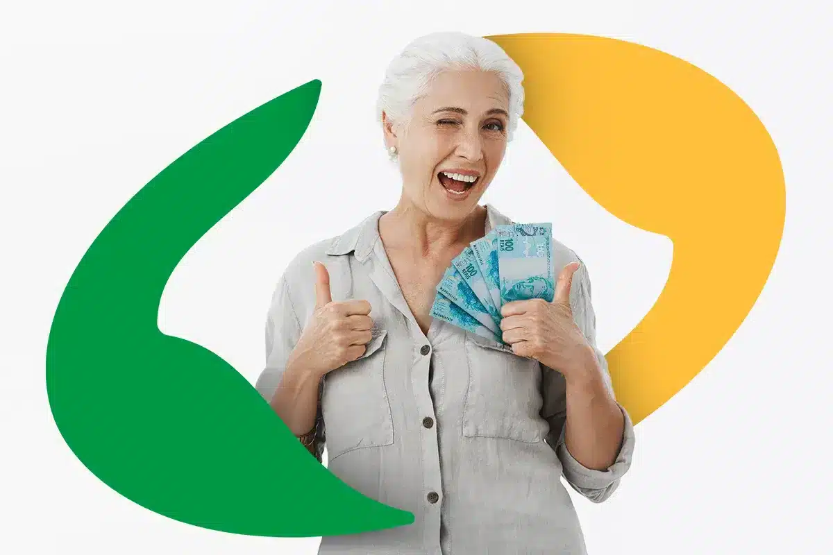 Reajuste do INSS em 2026 aumenta teto dos benefícios. Aposentada sorrindo segura cédulas de dinheiro após reajuste do teto do INSS em 2026.