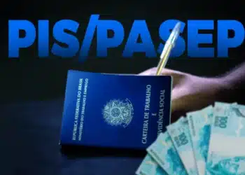 Carteira de Trabalho e Previdência Social aberta com destaque para o PIS/PASEP, uma caneta e cédulas de R$100 ao lado, simbolizando o processo de solicitação de ressarcimento.