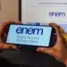 Tela mostrando o logo do ENEM (Exame Nacional do Ensino Médio) no celular, indicando como consultar os resultados.