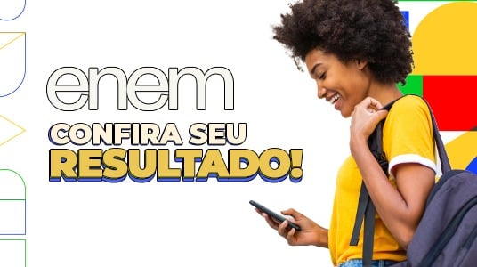 Jovem confere resultado do Enem 2026 no celular sorrindo, com mochila.