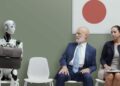 Robô sentado entre profissionais humanos em sala de espera, simbolizando o impacto da inteligência artificial em profissões tradicionais.