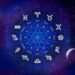 Roda do zodíaco com símbolos dos signos em fundo azul com estrelas e planeta roxo