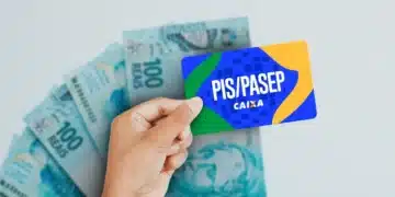Cartão do PIS/Pasep com cédulas de 100 reais ao fundo, representando o ressarcimento das cotas do PIS/Pasep.