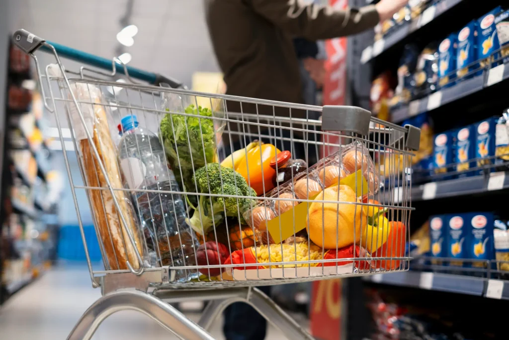Proibição de funcionamento de supermercados aos domingos no Espírito Santo. Carrinho de supermercado com frutas, verduras e bebidas, em supermercado do Espírito Santo, com a nova proibição de funcionamento aos domingos.