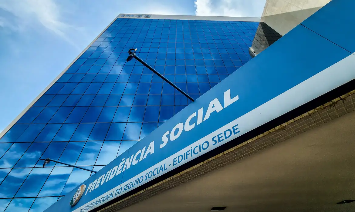 Agências do INSS fechadas para manutenção dos sistemas previdenciários. Fachada de prédio do INSS com aviso sobre suspensão do atendimento presencial para modernização dos sistemas.