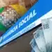 Fachada de agência da Previdência Social com foco no logotipo do Instituto Nacional do Seguro Social e notas de 100 reais ao redor.