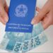Carteira de Trabalho e Previdência Social com cédulas de 100 reais, simbolizando a atualização do salário mínimo e seus impactos no Seguro-Desemprego em 2026.