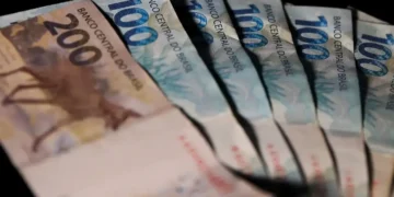 Notas de 100 e 200 reais do Brasil com fundo escuro, representando valores do programa Pé-de-Meia em 2026.