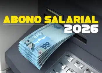 Mãos de pessoa idosa segurando várias cédulas de reais, incluindo notas de 50 reais.