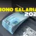 Mãos de pessoa idosa segurando várias cédulas de reais, incluindo notas de 50 reais.