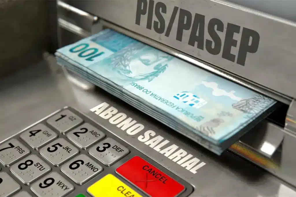 Abono salarial de 2026. Notas de cem reais saindo de caixa eletrônico ao lado do teclado numérico, destaque para PIS/PASEP.