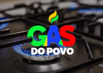 Chama de fogão acesa e logo do programa social Gas do Povo em destaque.