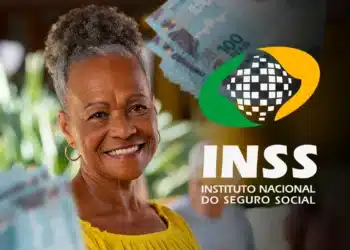 Mulher idosa sorri segurando cédulas de reais perto do símbolo do INSS.