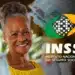 Mulher idosa sorri segurando cédulas de reais perto do símbolo do INSS.