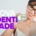 Jovem segurando carteira de identidade ao lado do rosto e sorrindo para a câmera.