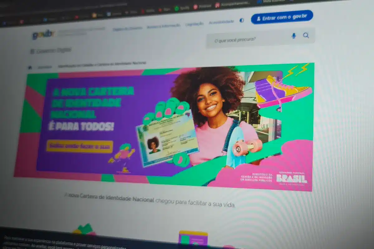 Identidade unificada. Jovem sorridente mostra nova carteira de identidade em banner digital com cores vibrantes.