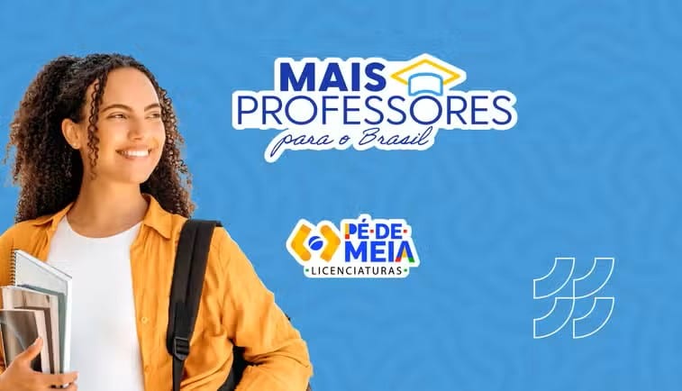 Jovem com cadernos e mochila sorri diante do logo Mais Professores em fundo azul.