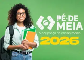 Jovem sorridente segura cadernos coloridos e mochila sobre fundo verde com logo do programa Pé-de-Meia 2026.